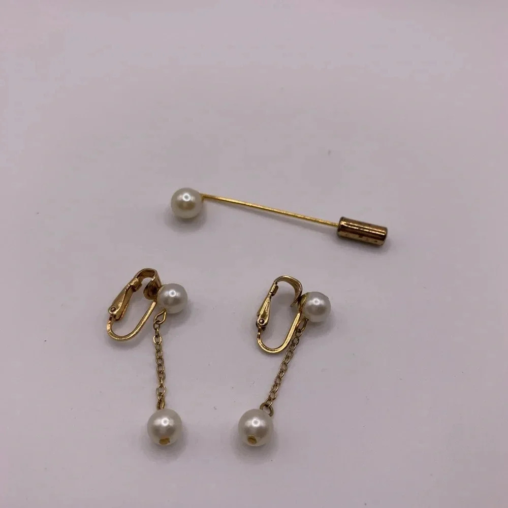 Lot of pair vintage gold tone faux pearl clip on earrings and brooch - Picture 1 of 8